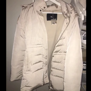  - Vinterjacka från Zara. Köpt för ett år sedan men ej använts. 