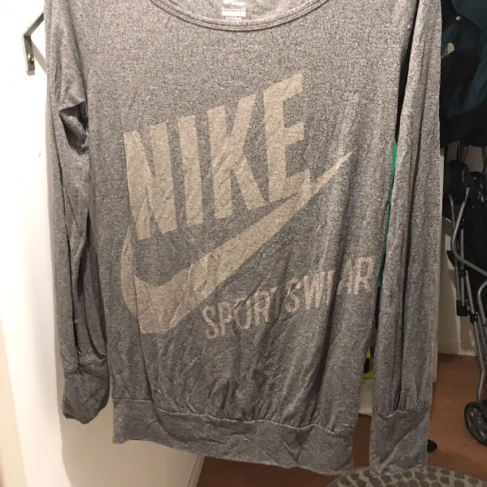 Nike tröja som inte används längre. Behållt den i bra skick. Skulle kunna användas av någon som har M/L också. . Hoodies.
