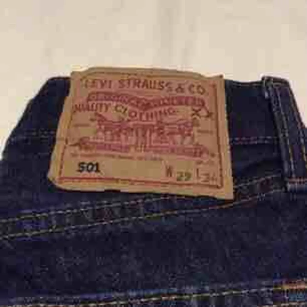 Vintage Levi's Jeans i mörkblå färg. Modell 501, perfekt passform. Köparen betalar frakt.  . Jeans & Byxor.