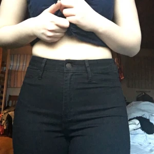  - Ett par riktigt nice svarta högmidjade jeans 🌹 Använd ett fåtal gånger så i väldigt bra skick! Sitter sjukt snyggt! 