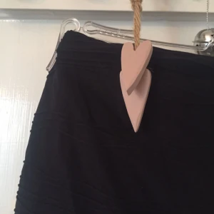  - Säljer denna tajta svarta kjolen! Snygg till fest men även till vardags💕