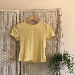  - Gul tight T-shirt som är lite kortare vid magen