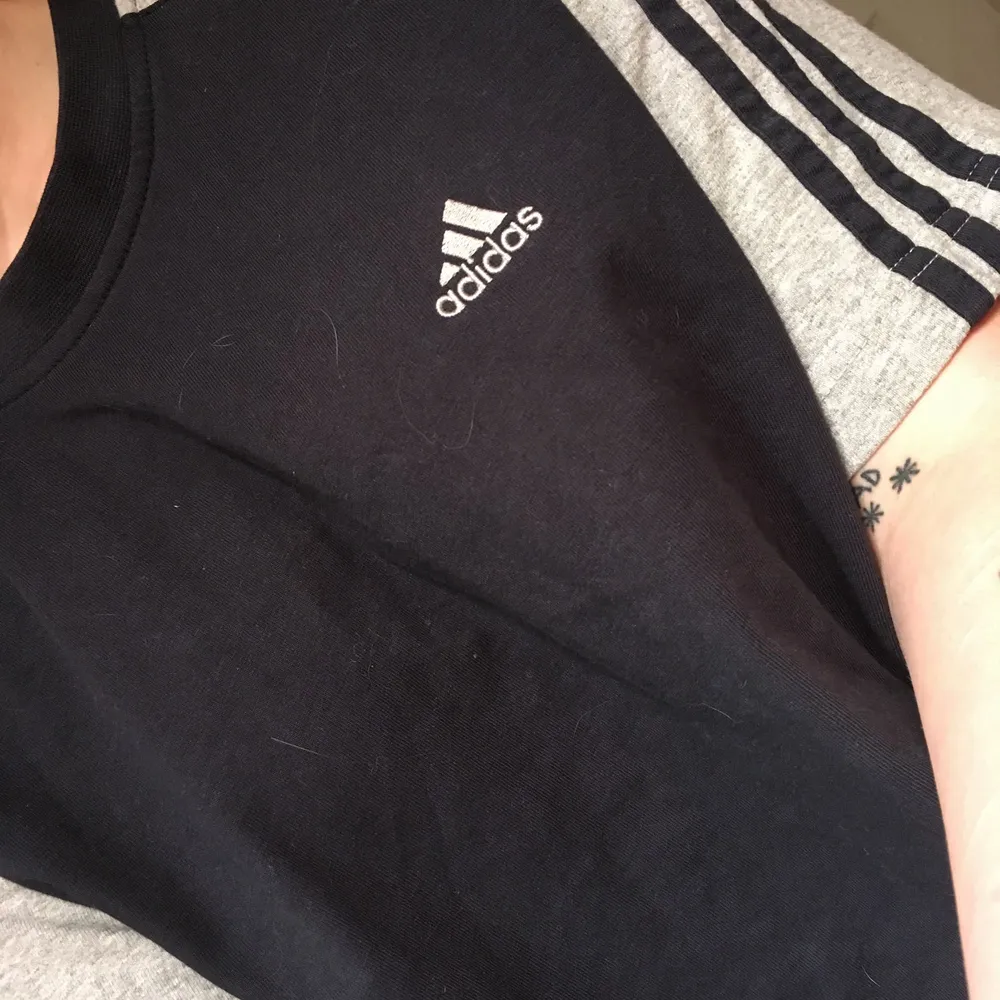 vintage adidas tshirt. mörkmörkmörk blå, nästan svart med gråa ärmar! . T-shirts.