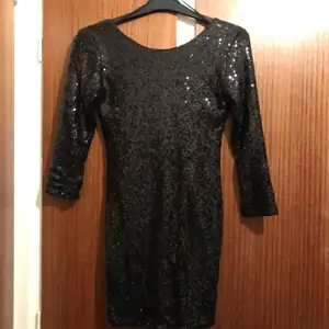Glittrig paljettklänning från nelly.com i strl xs, aldrig använd. Säljs pga för liten för mig.  