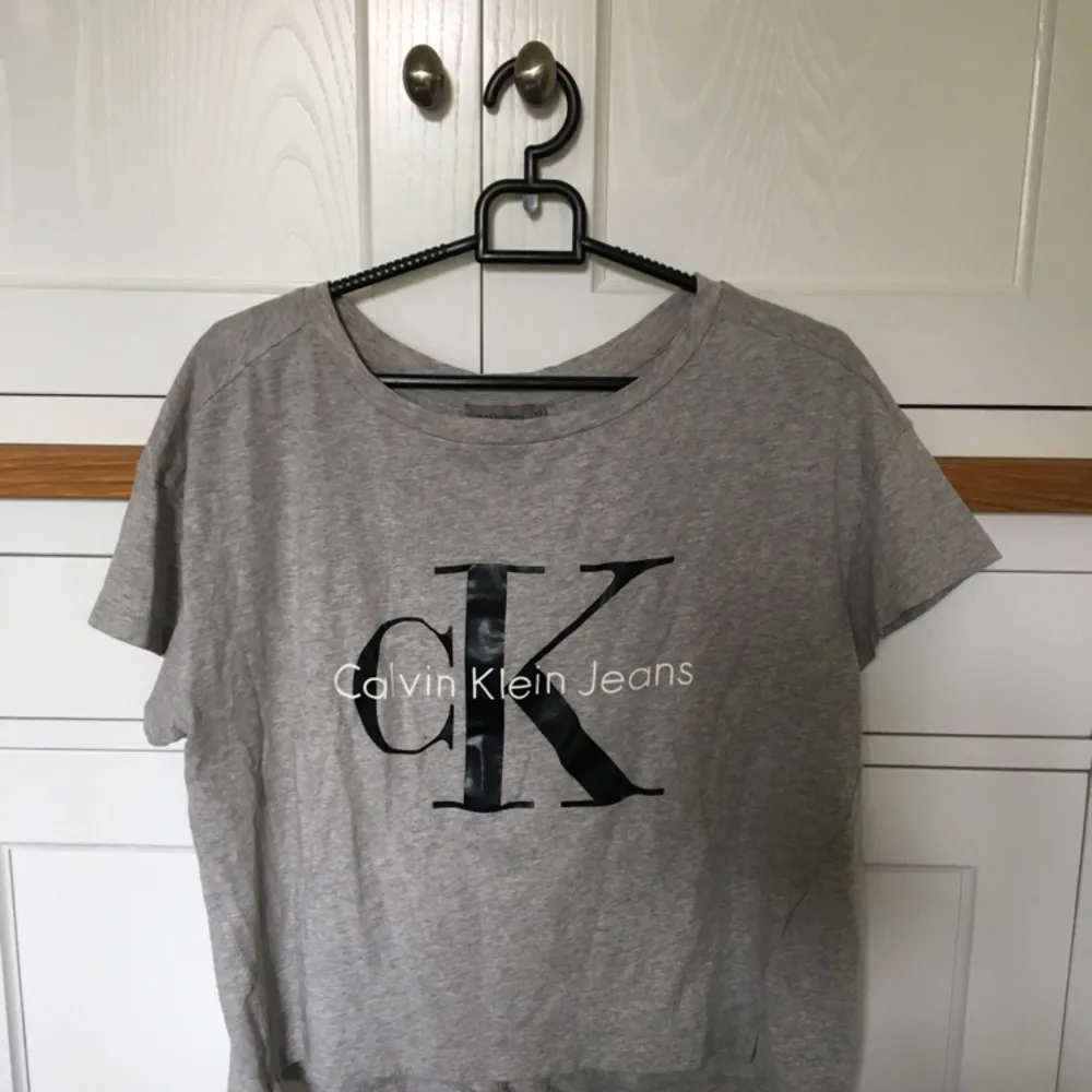 Grå Calvin Klein t-shirt i stl xs. Använd 1-2 gånger, nyskick. T-shirts.