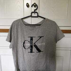 Grå Calvin Klein t-shirt i stl xs. Använd 1-2 gånger, nyskick