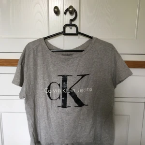  - Grå Calvin Klein t-shirt i stl xs. Använd 1-2 gånger, nyskick