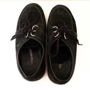  - Underground oldschool creepers  Köpta i England för några år sen!  Äkta läder  Slitna men still going strong, köpt nya skosnören till dem! ☺️