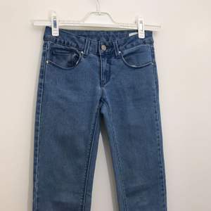 Ljusa jeans från märket twentyfive:seven i storlek XXS, men passar nog även en XS. 👖 Det är bara att skriva ifall du skulle vilja ha fler mått på jeansen. Hämtas i Uppsala eller fraktas till önskad adress. 