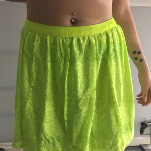  - Gul kjol i spets från Gina tricot fläckfri och i fint skick, swish går bra köpare står för frakt 