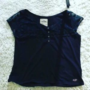  - Super snygg mörkblå Hollister tröja med spets. Fel fri 🦋 