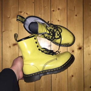  - Strl 38 köparen står för frakt 100kr.