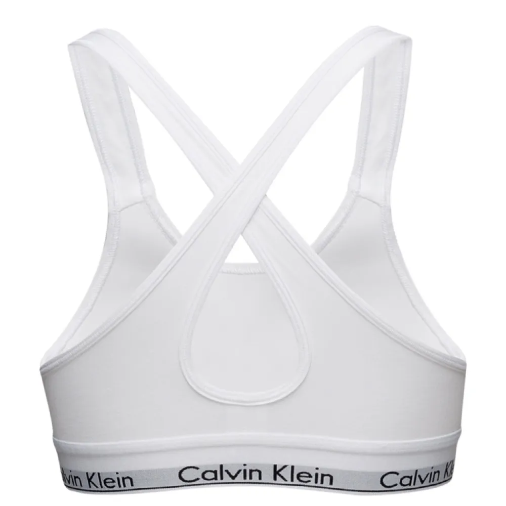 Ny, aldrig använd bh från Calvin Klein. Självklart äkta, den har lite vaddering Dvs lite push-up.. T-shirts.