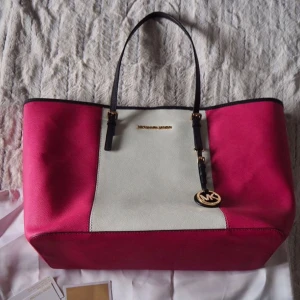  - Superfin special edition väska från Michael Kors. Väskan är i modellen Jet Set bag.  Använd fåtal gånger, den är som ny! Självklart ÄKTA!