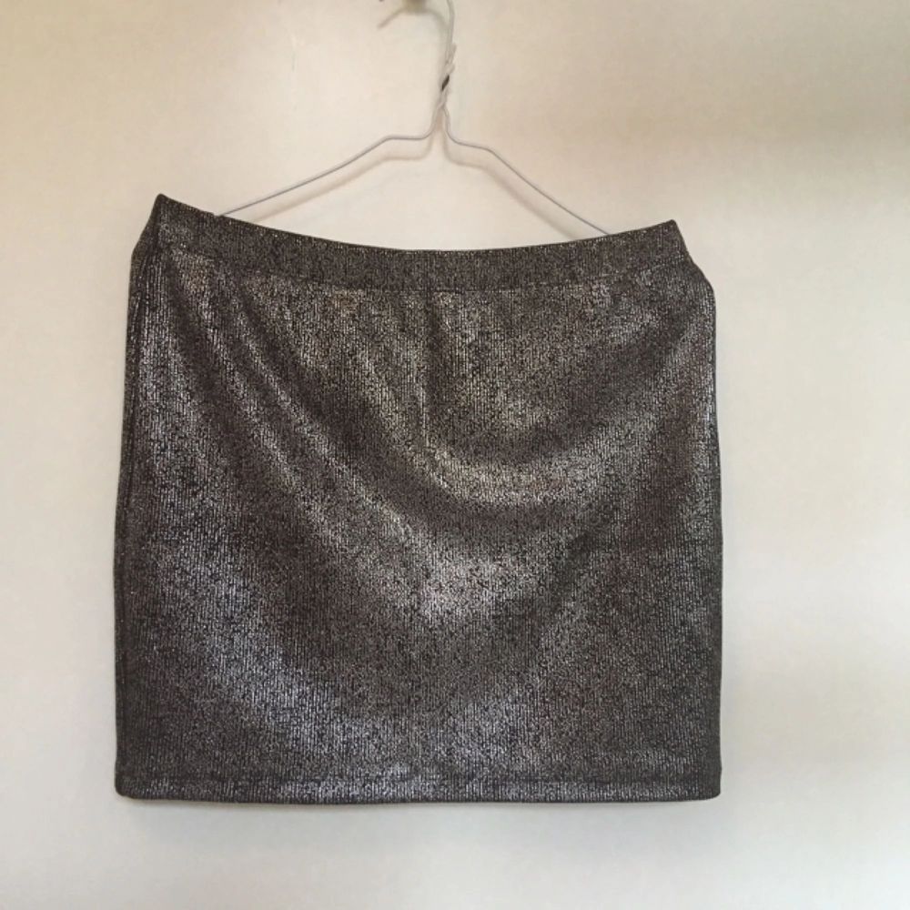 Glittrig kjol från Vila. Finns | Plick Second Hand