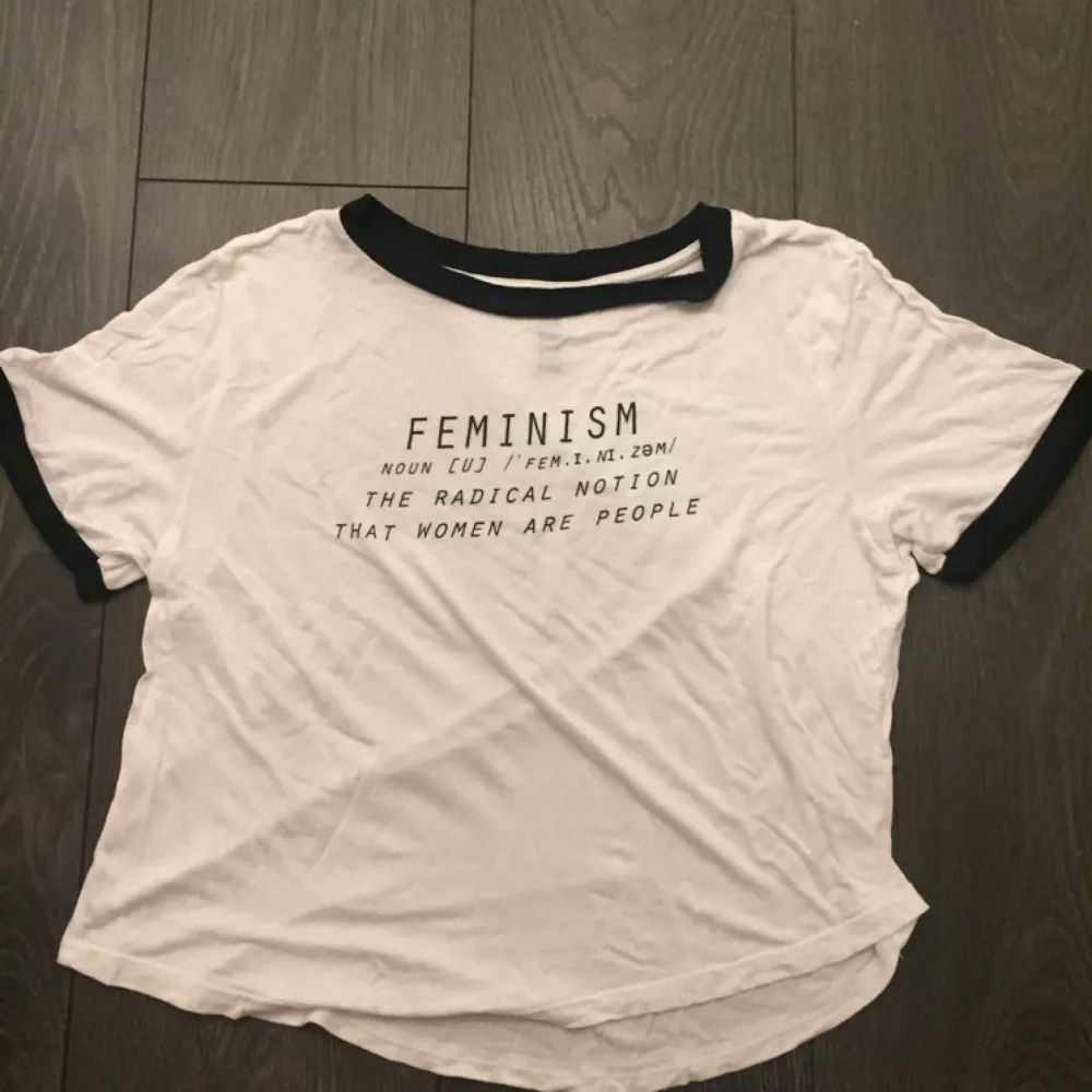 Feministtröja! . T-shirts.