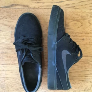  - Sparsamt använda Stefan Janoski zoom från Nike, då dom varit lite försmå för mig.  Skickas från Gbg köparen står för frakt. 