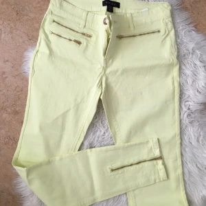  - Oanvända jeans i storlek 38. Behöver dock strykas! 