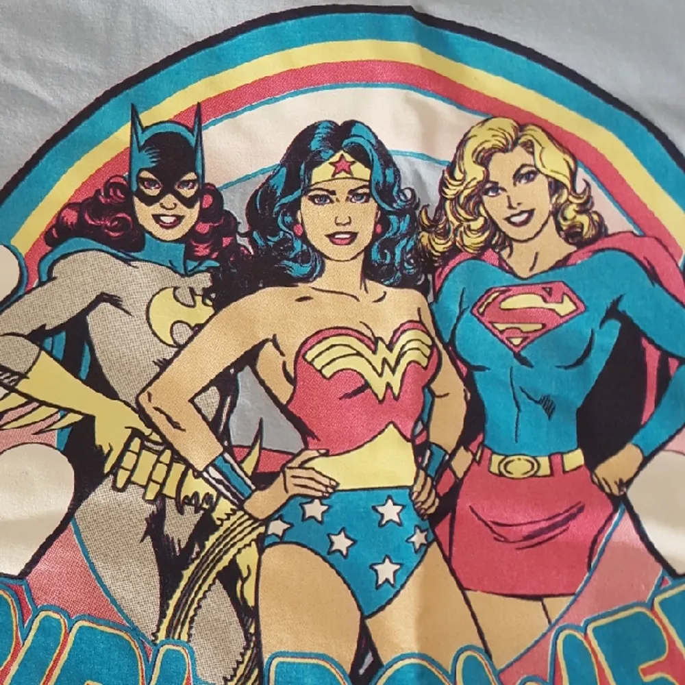 Snygg feministisk tröja med hjältar från DC. Står L men är mer M. Från Science Fiction bokhandeln. Priset är exklusive frakt. Har swish. . T-shirts.