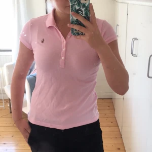  - Ljusrosa Ralph Lauren piké. Den är i barnstorlek XL (16) vilket ungefär motsvarar XS/S. Endast använd 3 gånger och är därför i väldigt gott skick! 