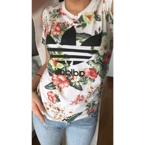  - Jätte fin Adidas t-shirt som man kan använda på sommaren eller även semestern. Dock fake men utav finaste kvalitén och kan användas som unisex. Frakt tillkommer.