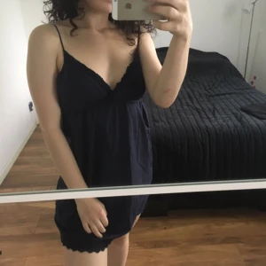  - klänning från mango, perfekt till stranden. Plagget finns kvar sålänge det inte står att plagget är sålt, köparen betalar frakten 