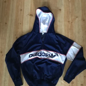  - Vintage Adidas New York Hoodie. Trevligt skick från mitten av 80-talet. Storlek M. Hämtas i Luthagen Uppsala. Kan skickas spårbart för 53 SEK.