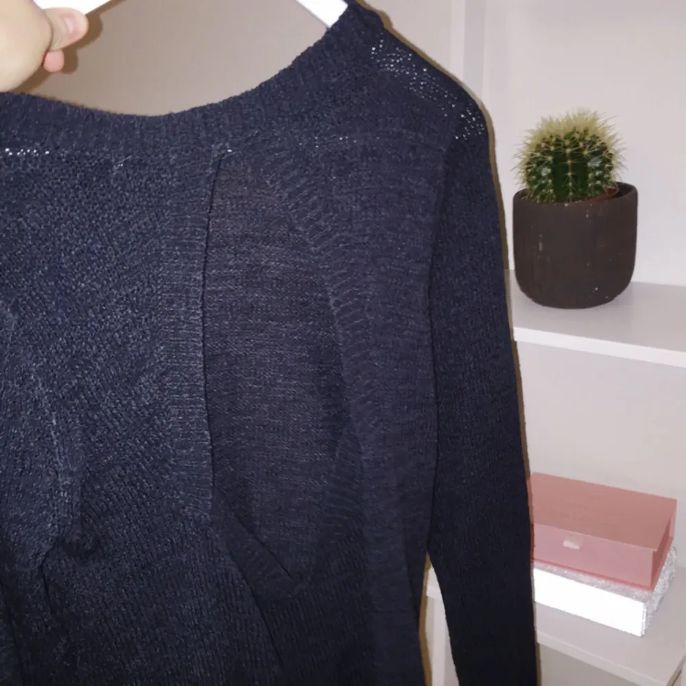 Mörkblå stickad tröja med fin öppning i ryggen🌸 bra skick!. Stickat.