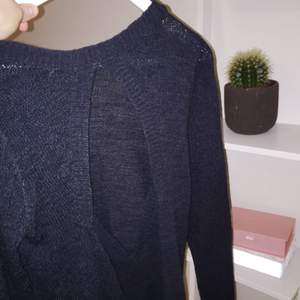 Mörkblå stickad tröja med fin öppning i ryggen🌸 bra skick!