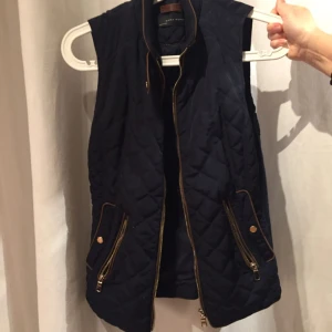  - Väst från zara, i bra skick. Knappt använd