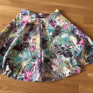  - Skater kjol med palm motiv