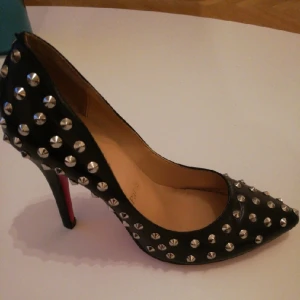  - Riktigt snygga klackar med nitar och ca 8 cm klack. Använt 1 gång. 