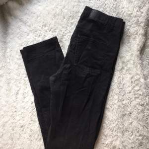 Snygga svarta jeans från Weekday. De är relativt tunna och har en del stretch men är 