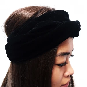  - Hårband från Pollyjo & Moz säljes för 50kr, frakt tillkommer. (Original pris 300kr) Hårbandet går att knyta på olika sätt och är en bra accessoar för att piffa upp en outfit. Betalning sker via swish. 