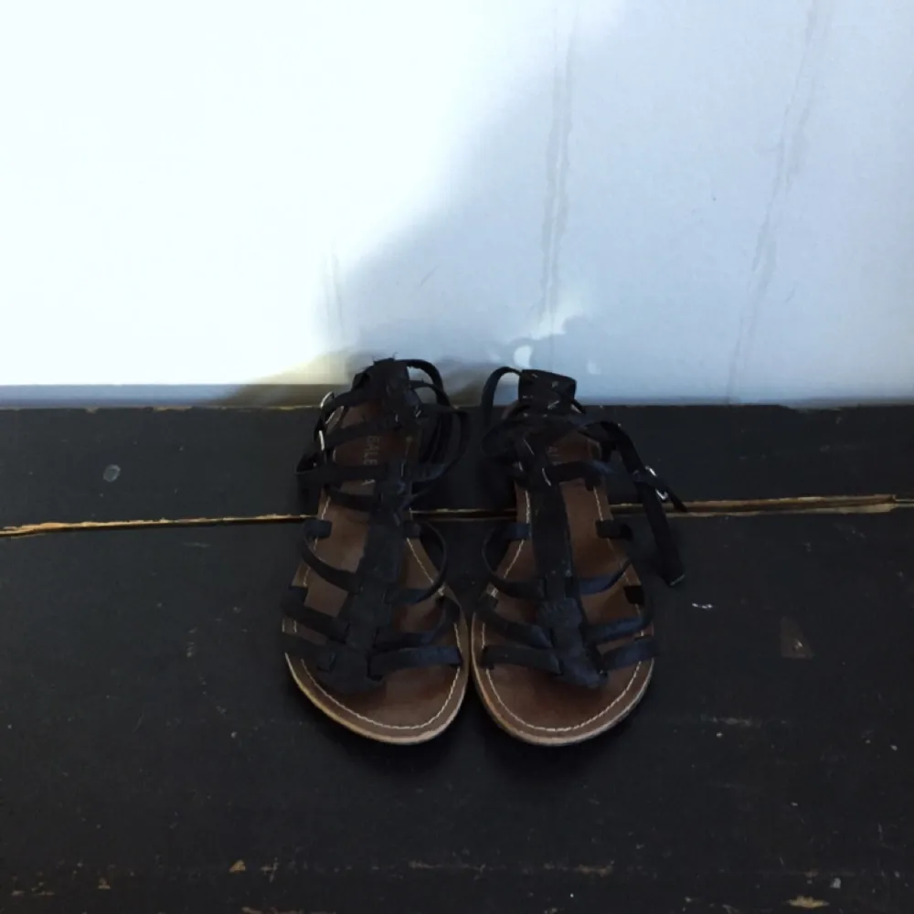 Svarta sandaler med brun sula. Köpta på marknad i Rom, Italien. Använda ganska lite. Skor.