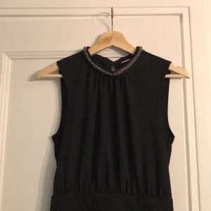  - Svart klänning från Only. Sitter lite lösare upptill än nedtill. Liten krage som är utsmyckad. Öppen rygg (se bild).  