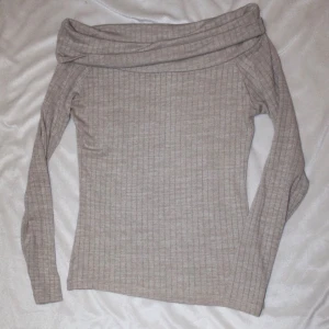  - Beige långärmad off the shoulder tröja. Nyskick, använd fåtal gånger.