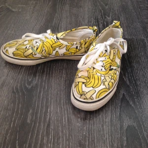  - Sköna snekers i Vans-liknande modell med banantryck! 