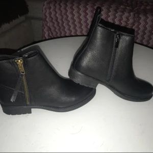  - Skor fr Din sko, aldrig använda, storlek 39! Finns 2 dragkedjor på skorna, men bara den ena som går att dra ner, den andra är där som ”utsmyckning” typ 🙂   Kan skickas mot fraktkostnad! ⭐️