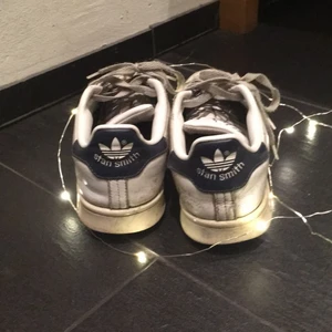 - Adidas stan Smith blå! Ganska använda/slitna men inte sönder någonstans. Frakt tillkommer🐡⛱🍸