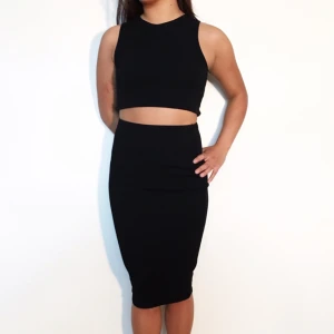  - Tight party set från NLY One med en croptop och tight pennkjol storlek S säljes för 80kr, frakt tillkommer. Setet är aldrig använt, endast testad. Betalning sker via swish. 