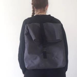  - Ryggsäck från Weekday, grå. Yttertyg, 100% bomull. 