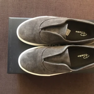  - Nya mockaskor Använda 1 gång  Strl 37 Nypris 1400kr 