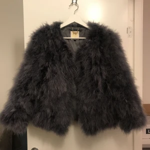 - Ny mörkgrå pälsjacka från Pellobello i toppskick. Nypris 1200 SEK. 