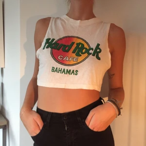  - Vintage magkort tshirt/linne från secondhand butik i LA. Aldrig använd. Betala med swish, kan mötas i Helsingborg annars skicka, du står för frakt.