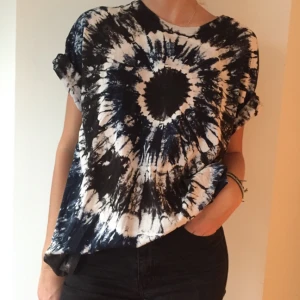  - Tshirt i XL/XXL. Swish och du står själv för frakt :) 