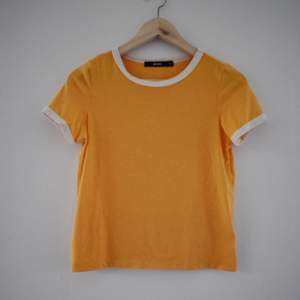 Fin tröja i fin gul färg från bikbok <3