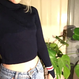  - Jättefin croppad polotröja från ZARA. Svårt att fånga färgen på bild men den där marinblå med klarröda och vita ränder vid handleder. 