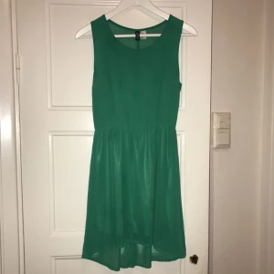 - Grön klänning från H&M Divided. Använd ett fåtal gånger. 