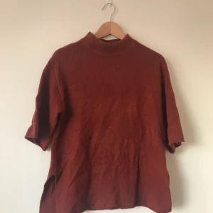  - Stickad tröja med korta ärmar, väldigt bekväm! 